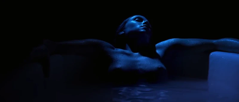 Sleeping in the bathtub seems dangerous. Sleeping in the bathtub seems dangerous.