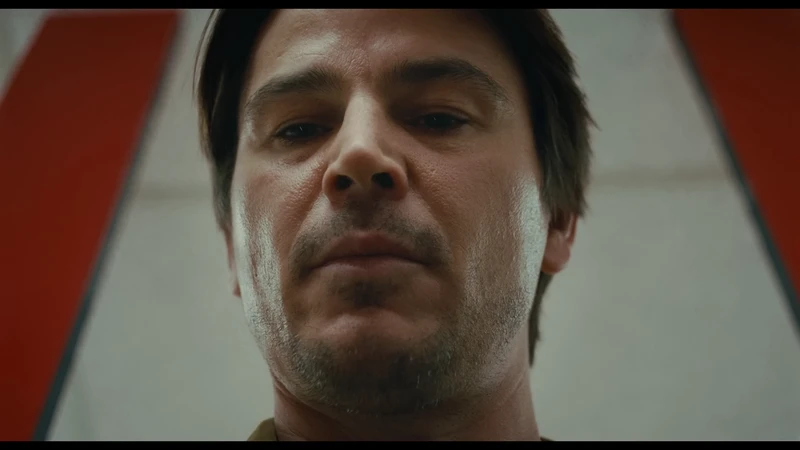 We get to see plenty of Josh Hartnett's face. We get to see plenty of Josh Hartnett's face.